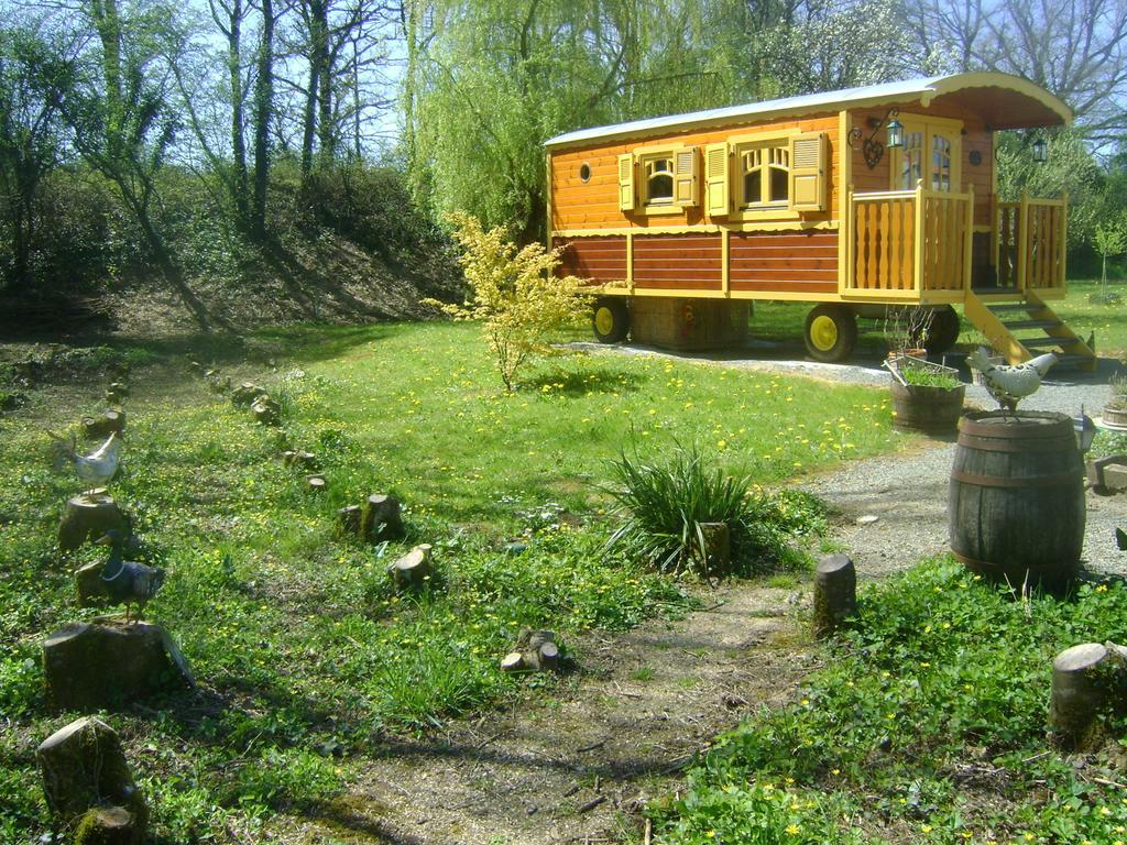 Les Roulottes De Saint-Sulpice Guest House Exterior foto