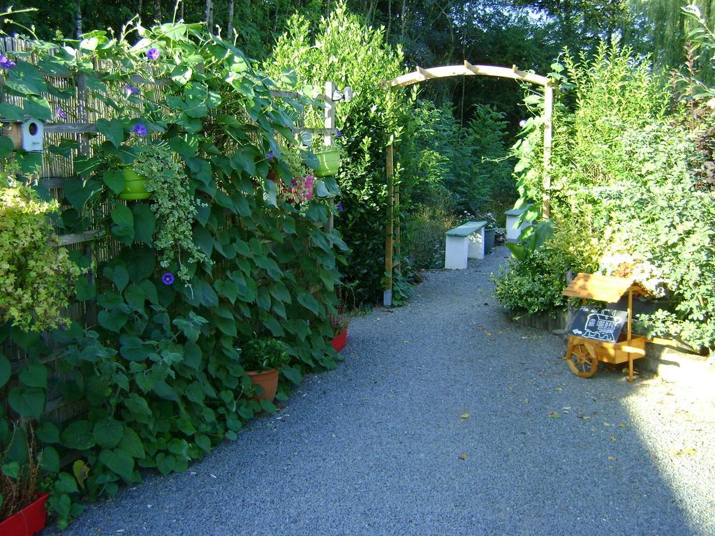 Les Roulottes De Saint-Sulpice Guest House Exterior foto