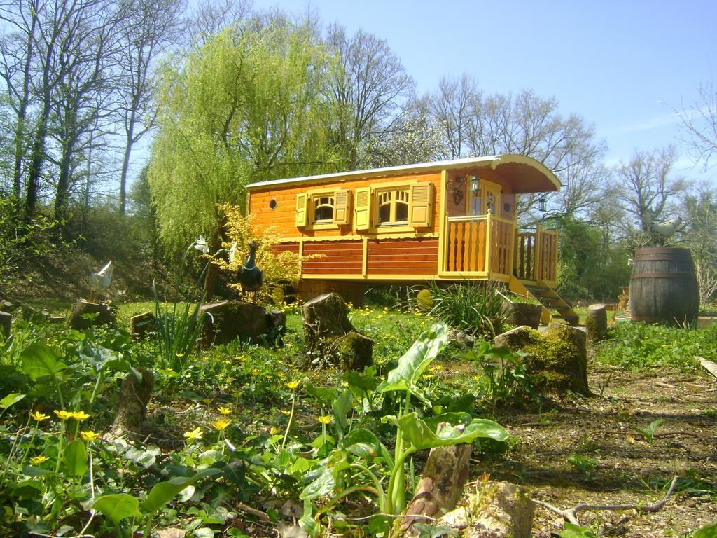Les Roulottes De Saint-Sulpice Guest House Cameră foto