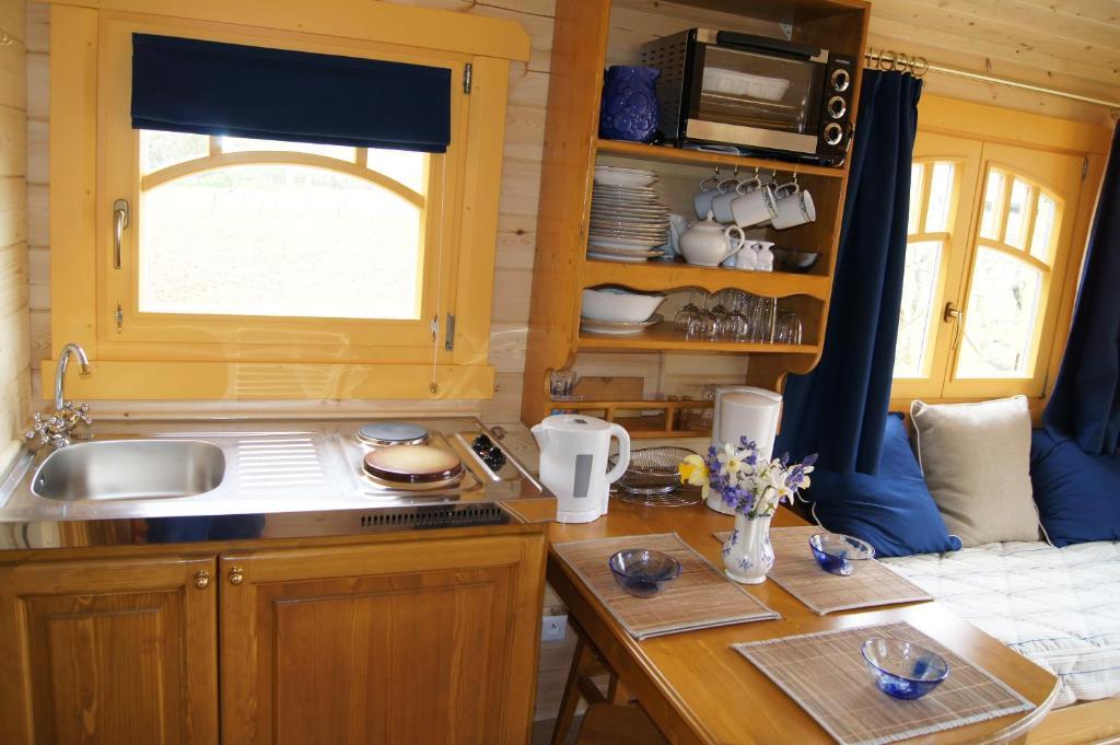 Les Roulottes De Saint-Sulpice Guest House Cameră foto