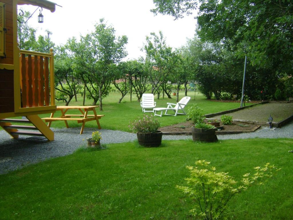 Les Roulottes De Saint-Sulpice Guest House Exterior foto