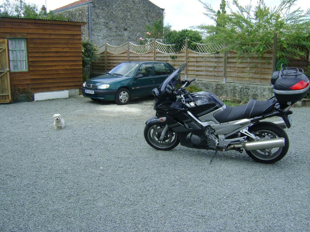 Les Roulottes De Saint-Sulpice Guest House Exterior foto